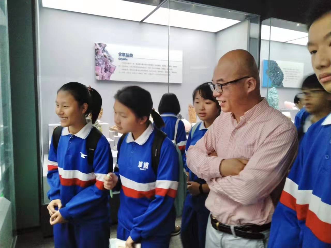 雅禮中學的高一學生由地理老師帶隊到湖南省地質博物館上研學課程